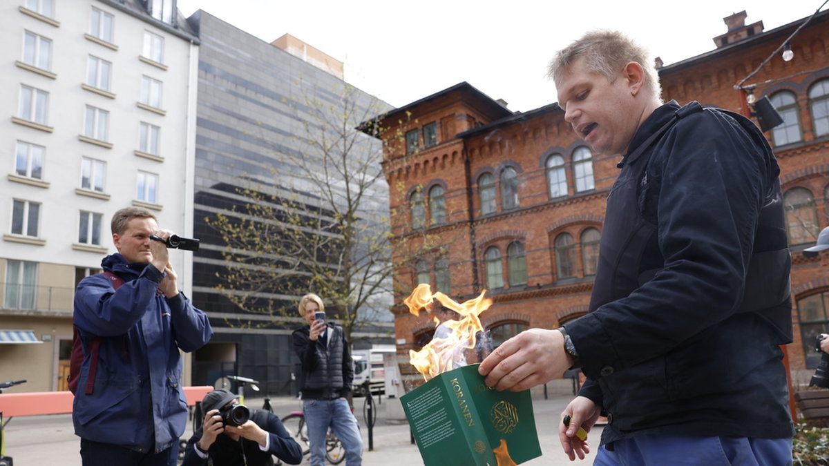 Danska högerextremisten Rasmus Paludan brände en koran även på Norra Bantorget i Stockholm på söndagen.