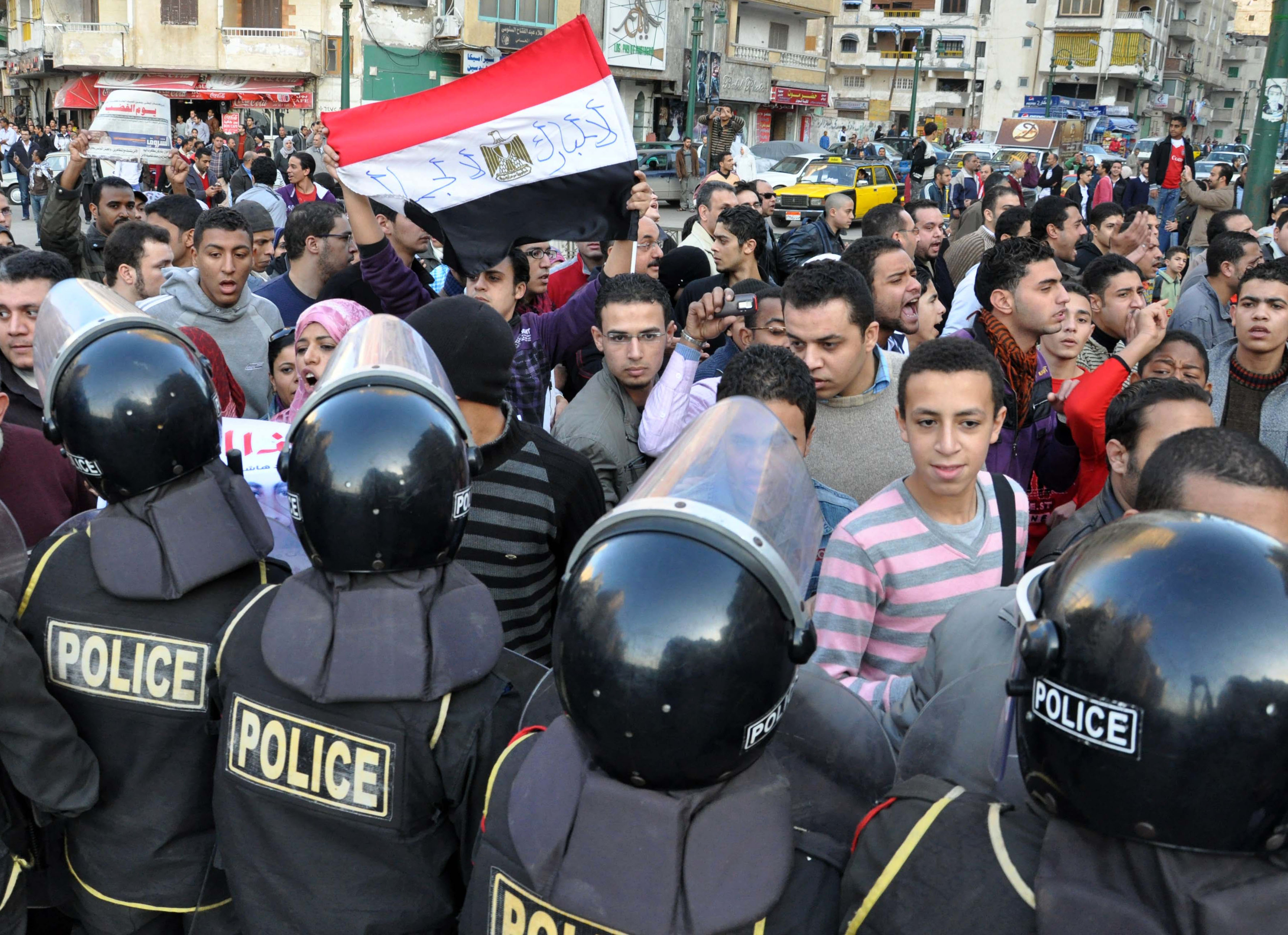 Upproret i Egypten eskalerar. Tre stycken uppges ha omkommit och polisen tar till våld för att lösa situationen.