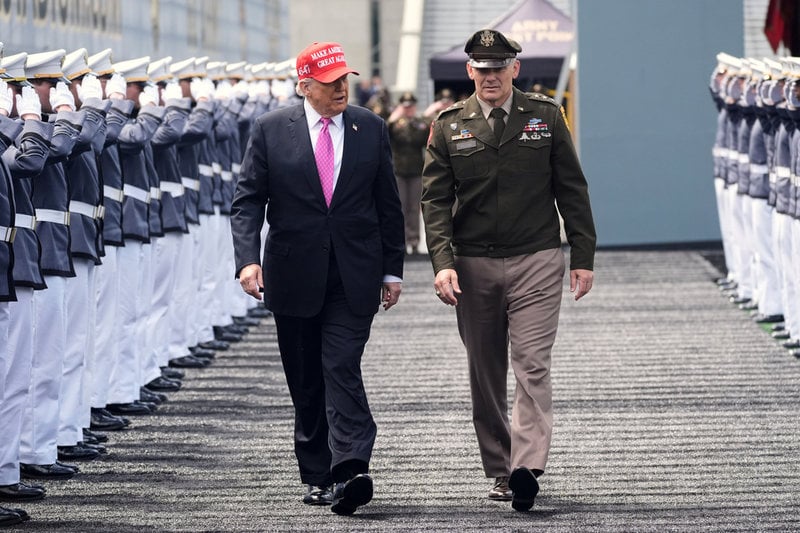 President Donald Trump, efter att han talat till färdigutbildade kadetter vid militärskolan West Point i New York i maj. Bredvid honom går generallöjtnant Steven Gilland. Trump själv hade ingen militär erfarenhet innan han blev president.