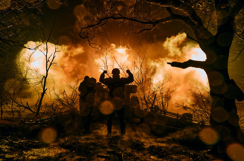 Ukrainska soldater avfyrar en artilleripjäs i närheten av Bachmut i Donetsk. Bilden togs på söndagen.