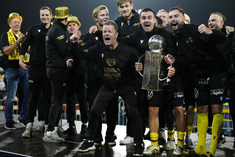 Mjällbys tränare Anders Torstensson, lagkapten Jesper Gustavsson (i mitten) och Axel Norén med SM-pokalen.