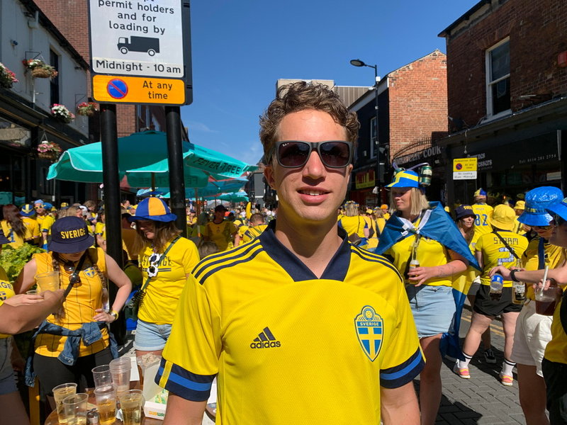Tim Maalsnes från Göteborg utanför puben Frog & Parrot i Sheffield.