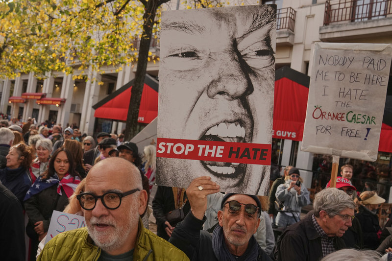 En demonstration mot USA:s president Donald Trump i den franka huvudstaden Paris i oktober.