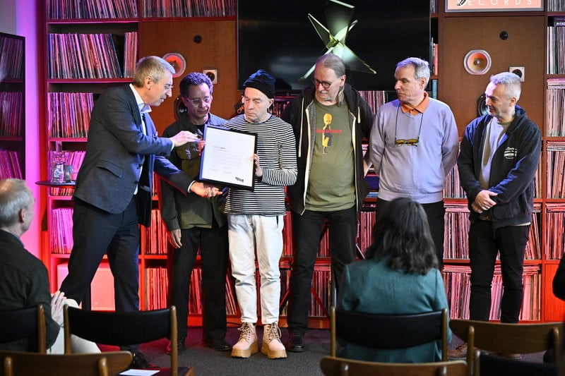 Anti Cimex som valts in i svenska Hall of Fame får diplom av Peter Elam Håkansson.