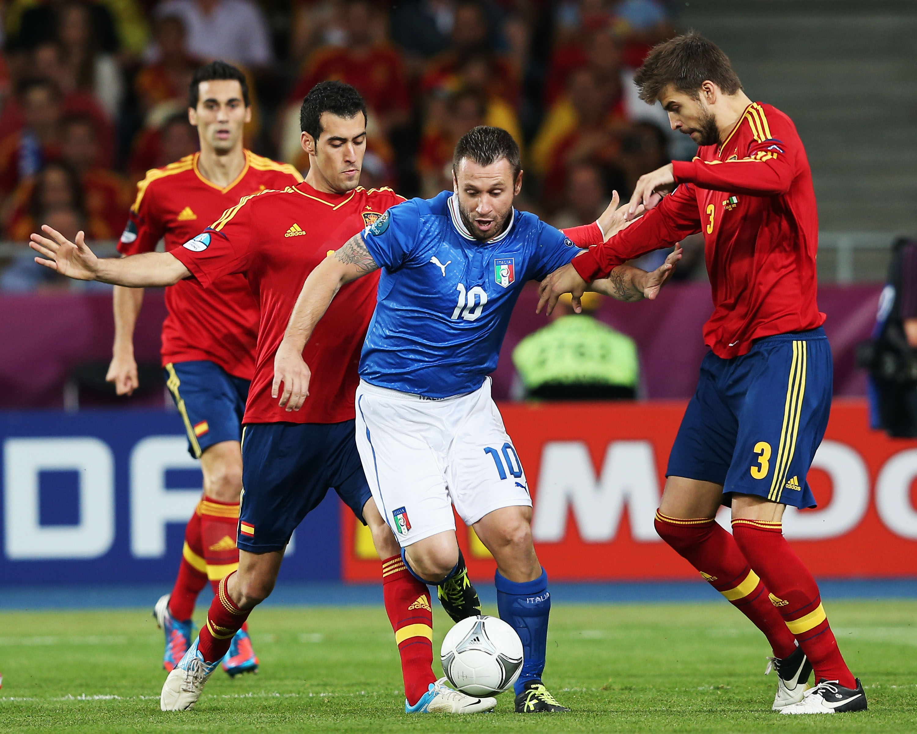 Cassano inträngd mellan Pique och Ramos. Cassano inträngd mellan Pique och Ramos.