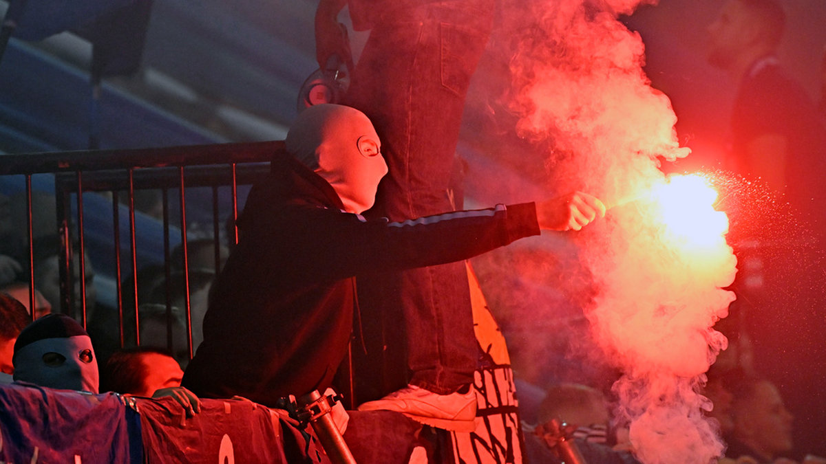 Maskerade supportrar bränner bengaler på läktarna när Djurgården mötte IFK Göteborg i söndags i svenska cupen på Tele2 arena.