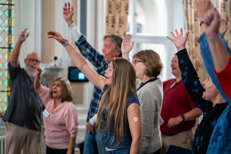 Musik är bra terapi för demenssjuka. Här är några av deltagarna i SVT-serien "Demenskören". 
