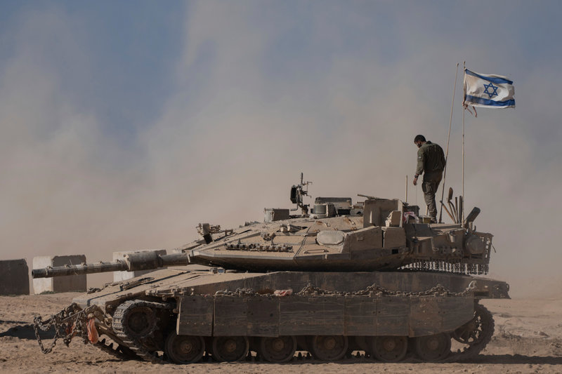 En israelisk soldat på ett stillastående stridsfordon nära gränsen till Gazaremsan på onsdagen.