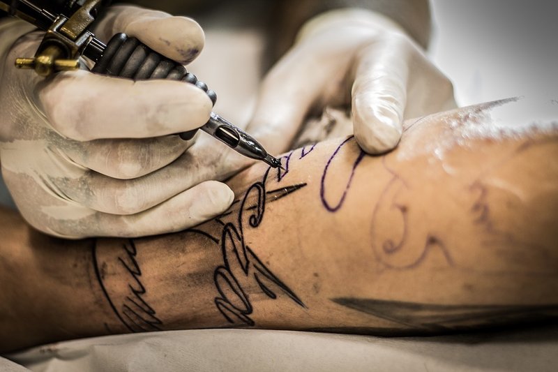 Solskyddsfaktor är extra viktigt om du nyligen tatuerat dig. Solskyddsfaktor är extra viktigt om du nyligen tatuerat dig.