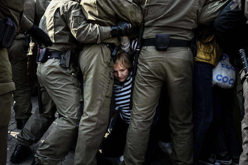 Poliser ingriper mot demonstranter i Minsk den 12 september 2020. Arkivbild.