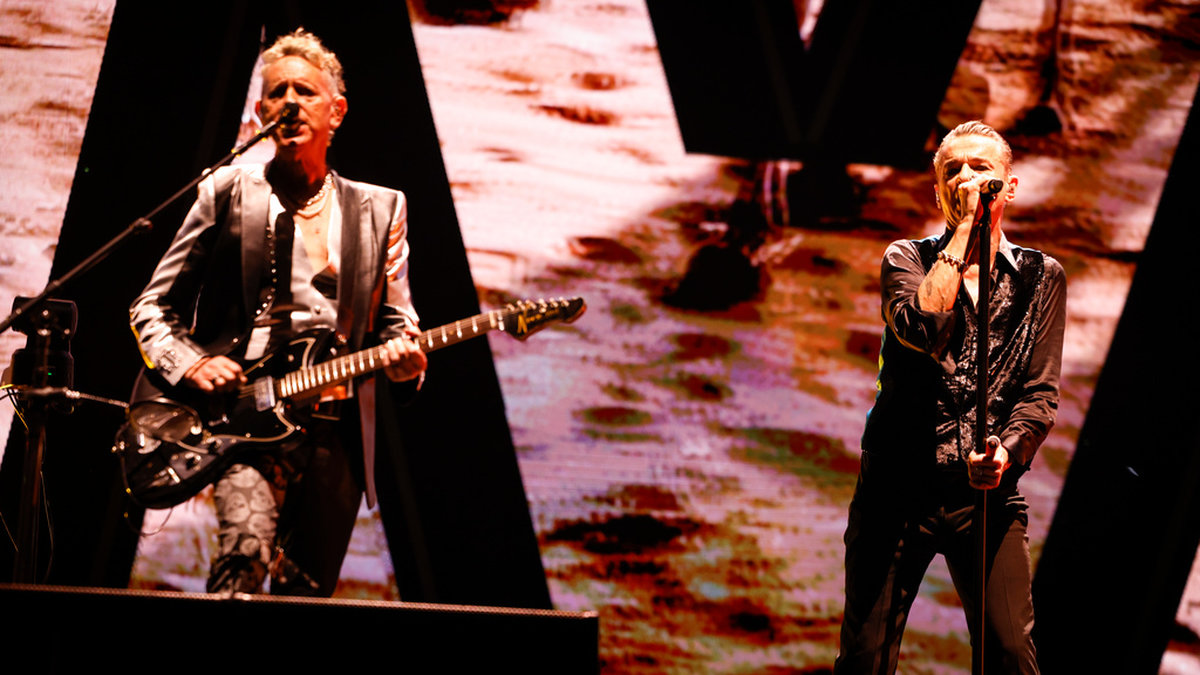 Martin Gore och Dave Gahan i brittiska syntpopbandet Depeche Mode under en konsert i Friends Arena under deras Memento Mori World Tour 2023.
