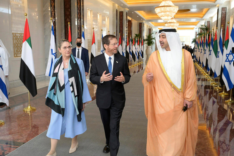 Israels president Isaac Herzog och hans hustru Michal Herzog (vänster) tas emot av Förenade arabemiratens utrikesminister Abdullah bin Zayed Al Nahyan i Abu Dhabi.