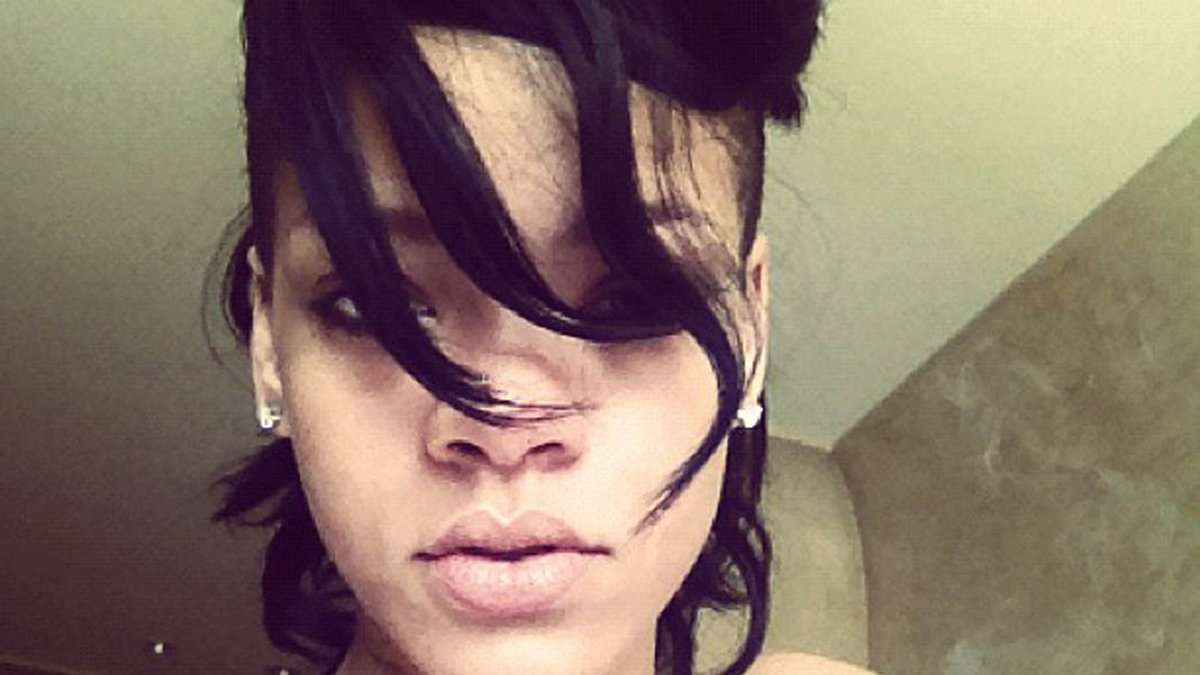 Rihanna Instagrammar: Breakfast in bed