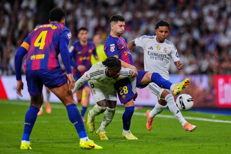 Roony Bardghji, med nummer 28, fick hoppa in mot Real Madrid.