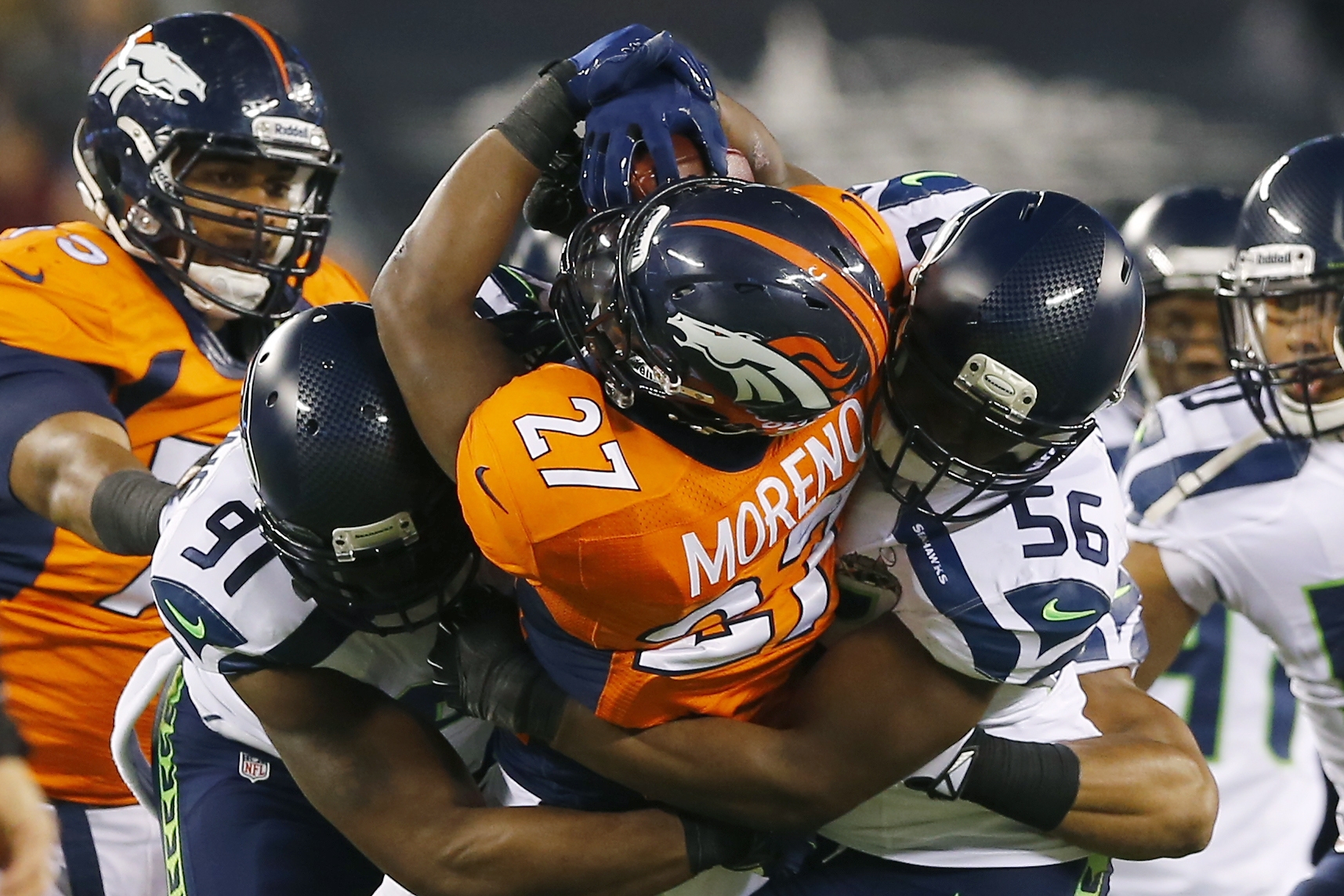 Knowshon Moreno tacklas av Chris Clemons och Cliff Avril. Knowshon Moreno tacklas av Chris Clemons och Cliff Avril.