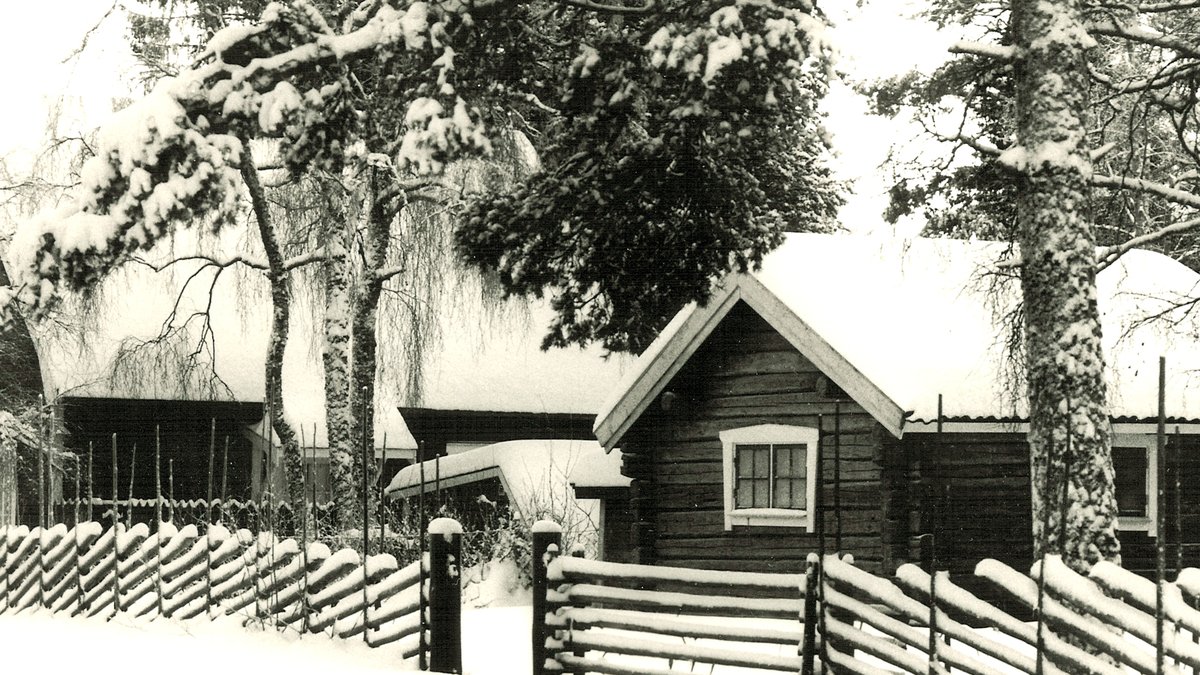 Fritidshus i vintermiljö, någonstans i Sverige. Bilden är tagen år 1970.