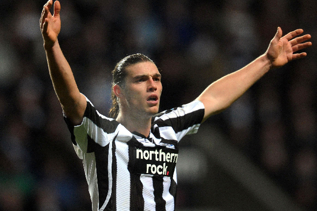 Alla tröjor som Newcastle-fansen har köpt med Carrolls namn på har också blivit brända.
