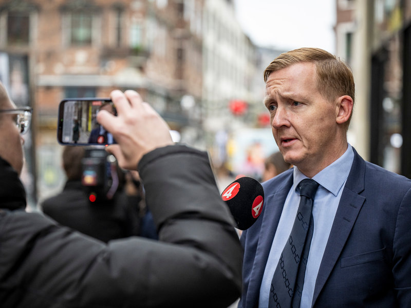 Försvarsadvokaten Jakob Buch-Jepsen på väg in i Köpenhamns byret (tingsrätt).