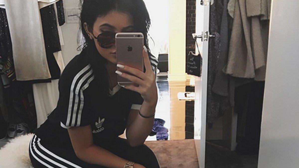 Kylie Jenner kör Adidas. 