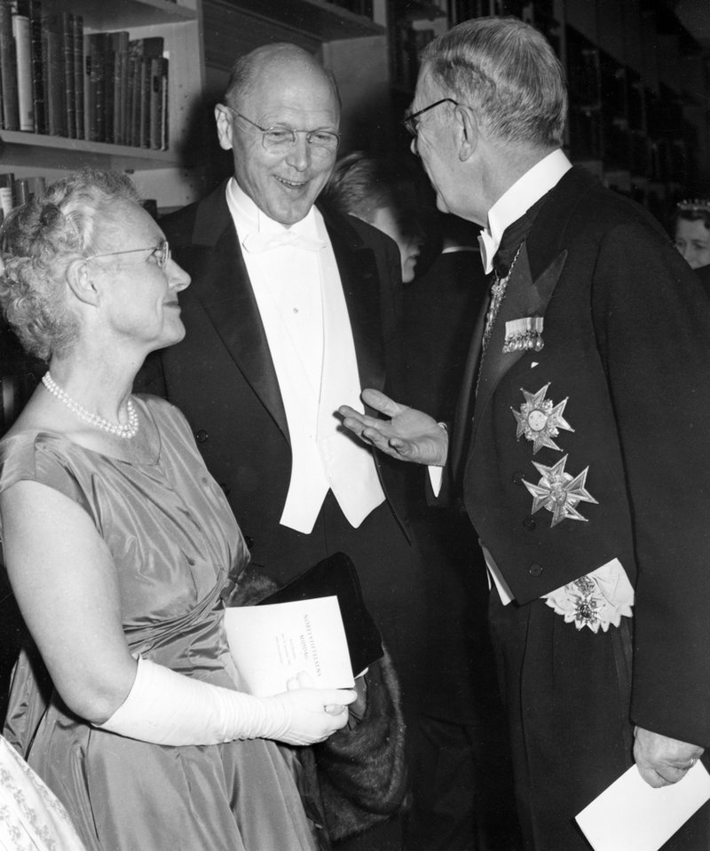 Kung Gustaf VI Adolf samtalar med medicinpristagaren Dickinson Woodruff Richards och dennes hustru Constance före Nobelmiddagen som 1956 hålls i Börshuset. Arkivbild.