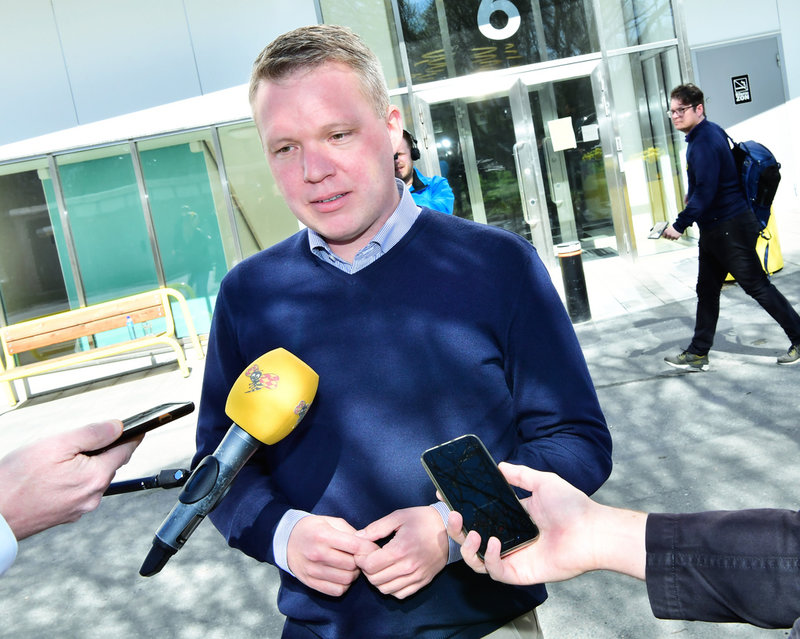Anders Larsson, ordförande i Svenska ishockeyförbundet, är kritisk till Riksidrottsförbundet (RF).