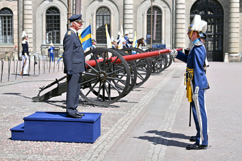 Paraden tågade mot Stockholms slott och yttre borggården.