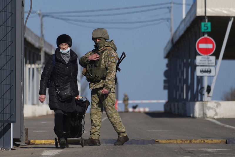 En kvinna vid en kontrollstation invid ett av de ryskkontrollerade separatistområden i östra Ukraina.