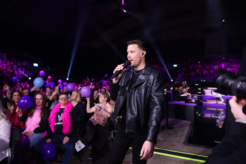 Robin Bengtsson tog den allra sista finalplatsen med "Honey honey".