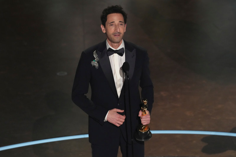 Adrien Brody tar emot priset för bästa manliga huvudroll för sin roll i 'Brutalisten'.