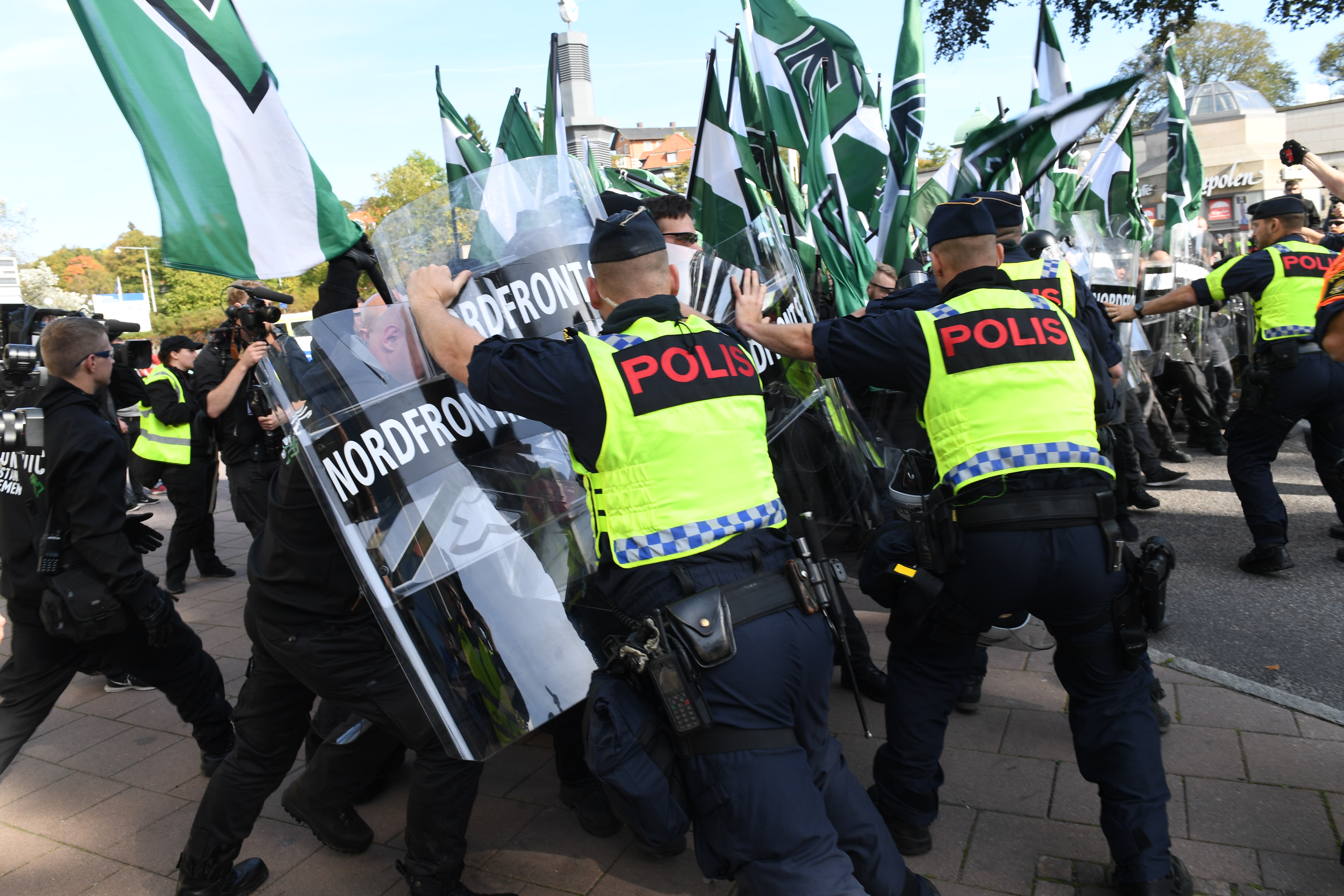 Strax efter klockan 13:00 på lördagen utbröt det oroligheter mellan Nordiska Motståndsrörelsen, NMR, och polis. Strax efter klockan 13:00 på lördagen utbröt det oroligheter mellan Nordiska Motståndsrörelsen, NMR, och polis.