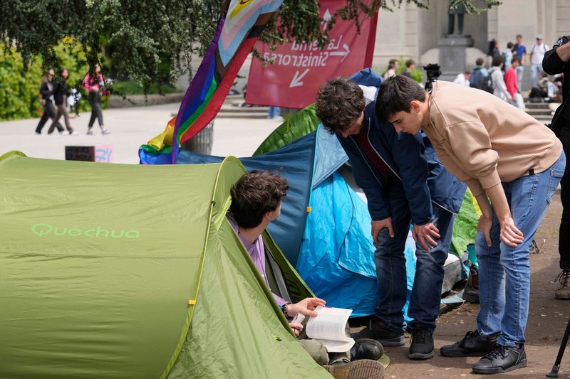 Att många privatvärdar hyr ut på sajter som Airbnb har lett till skenande hyror i Italien – och få bostäder för studenter. Bild från Milano där studenter nu bor i tält.