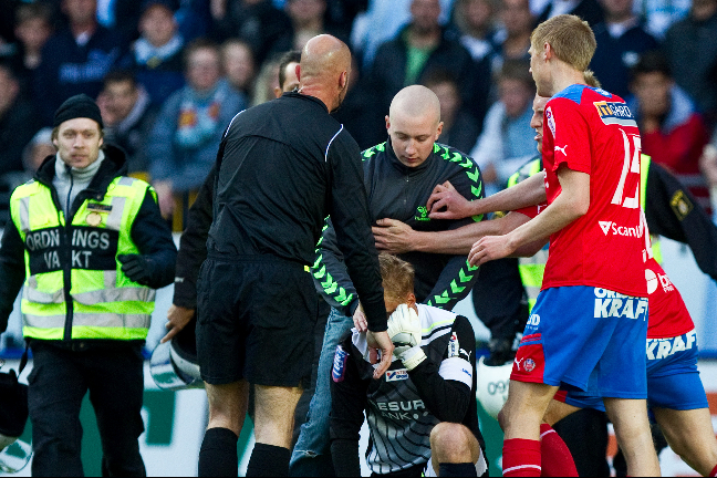 Men mindre fint var det när en ung huligan tog sig in på plan och attackerade Helsingborgs-målvakten Pär Hansson i Skånederbyt borta mot Malmö FF. Samtidigt briserade bangerserna tätt. Men mindre fint var det när en ung huligan tog sig in på plan och attackerade Helsingborgs-målvakten Pär Hansson i Skånederbyt borta mot Malmö FF. Samtidigt briserade bangerserna tätt.
