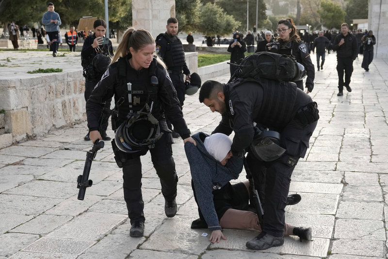 Under veckan har det skett stora drabbningar vid al-Aqsa-moskén i Jerusalem. Här grips en palestinsk kvinna av israelisk polis, i onsdags.