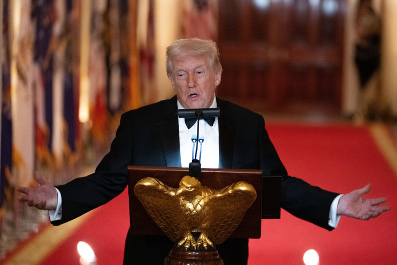 President Donald Trump under en middag i Vita huset med bland andra Grönlandssändebudet Jeff Landry på lördagskvällen.