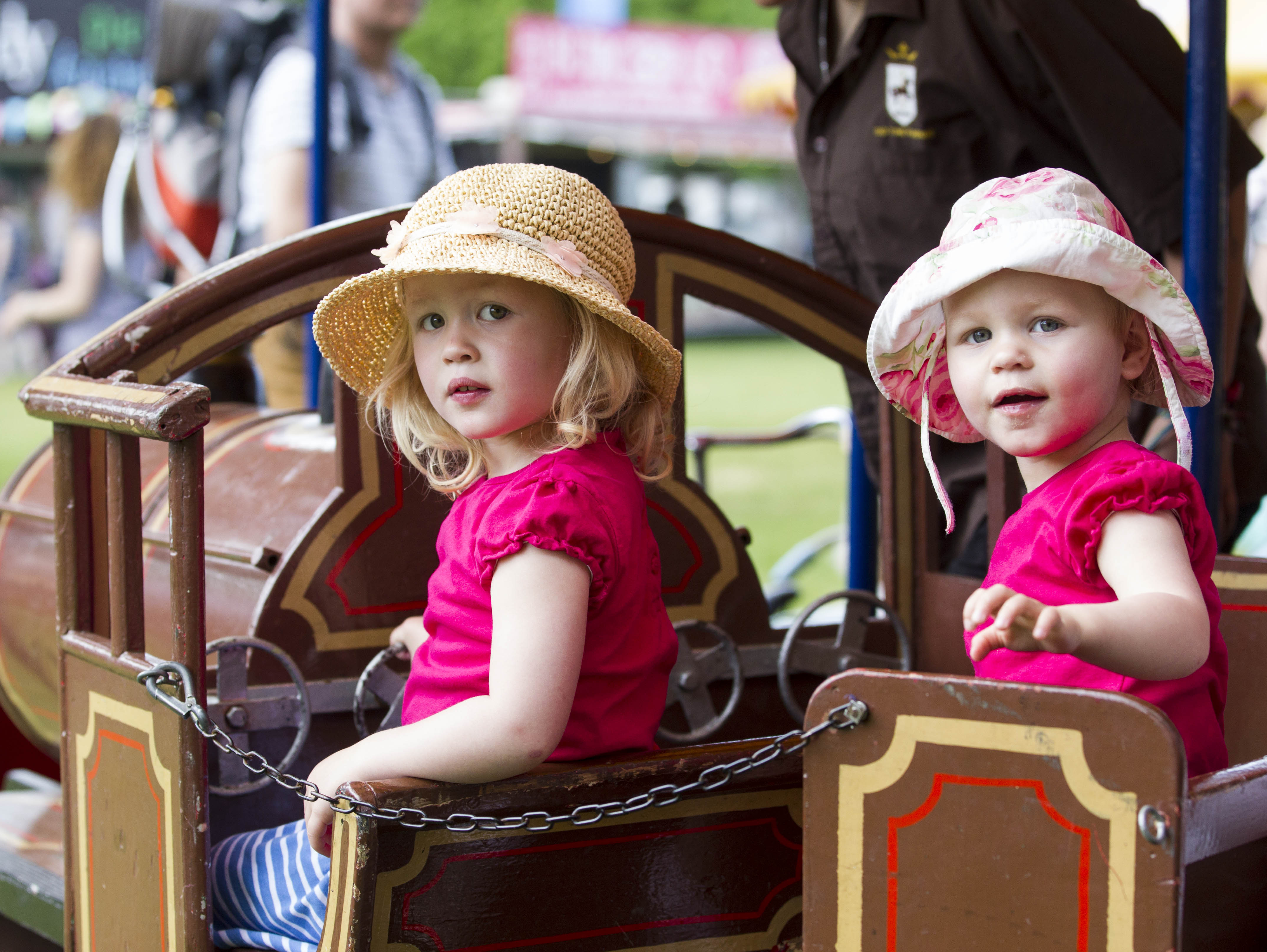 Och här har vi Charlotte och Georges kusiner, systrarna Savannah och Isla. Och här har vi Charlotte och Georges kusiner, systrarna Savannah och Isla.