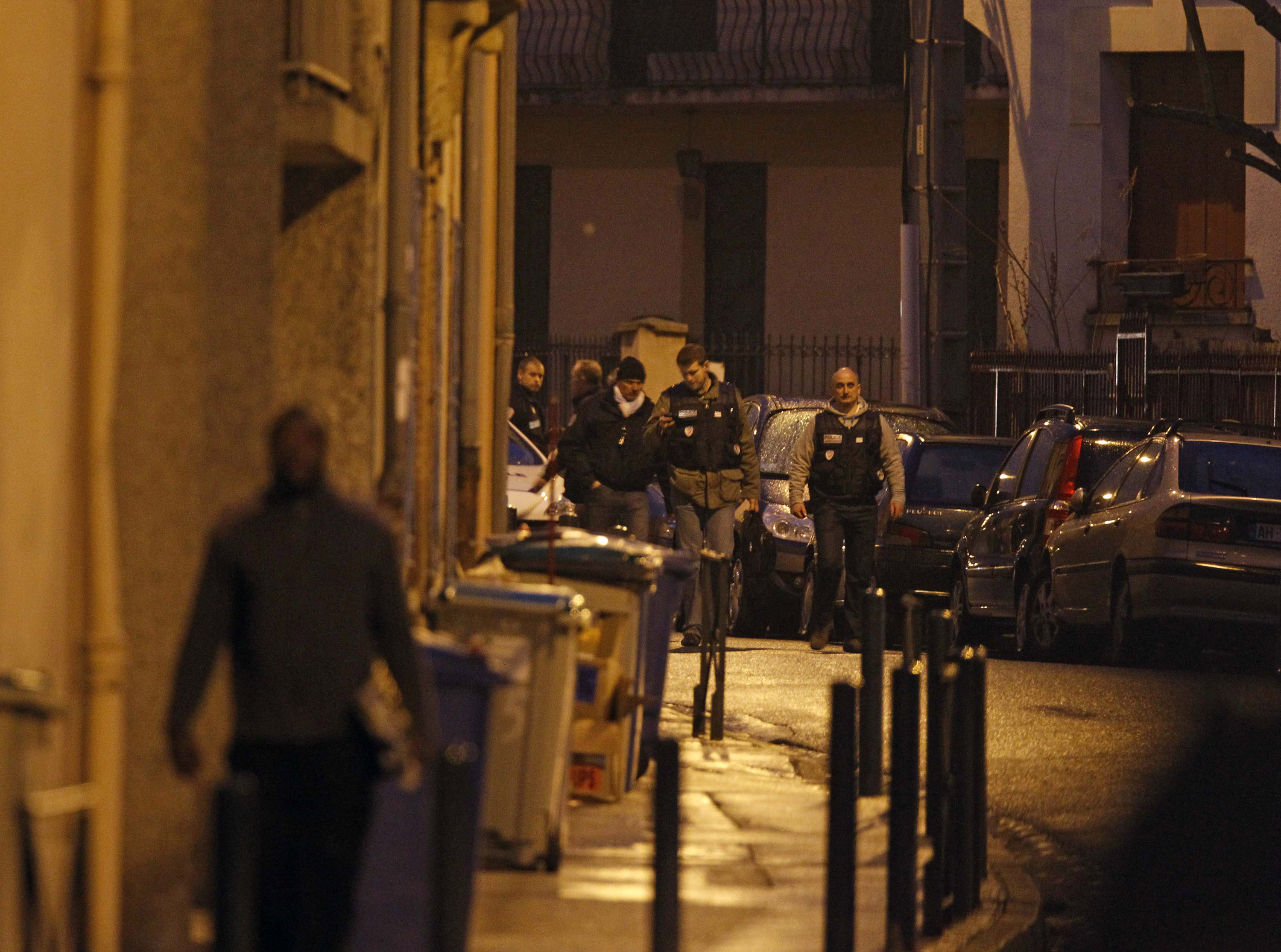 Fransk polis slog till mot huset natten till onsdag där serieskytten fortfarande befinner sig.