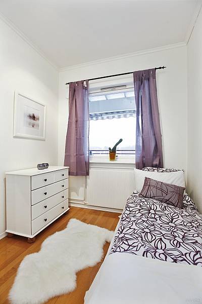 "Lägenheten är exakt som på bilderna, fullt möblerad och utrustad, så du behöver inget för att flytta in (men du kan ta med dina egna möbler om du vill). Den är nyrenoverad och har en total area på 68 kvadratmeter".