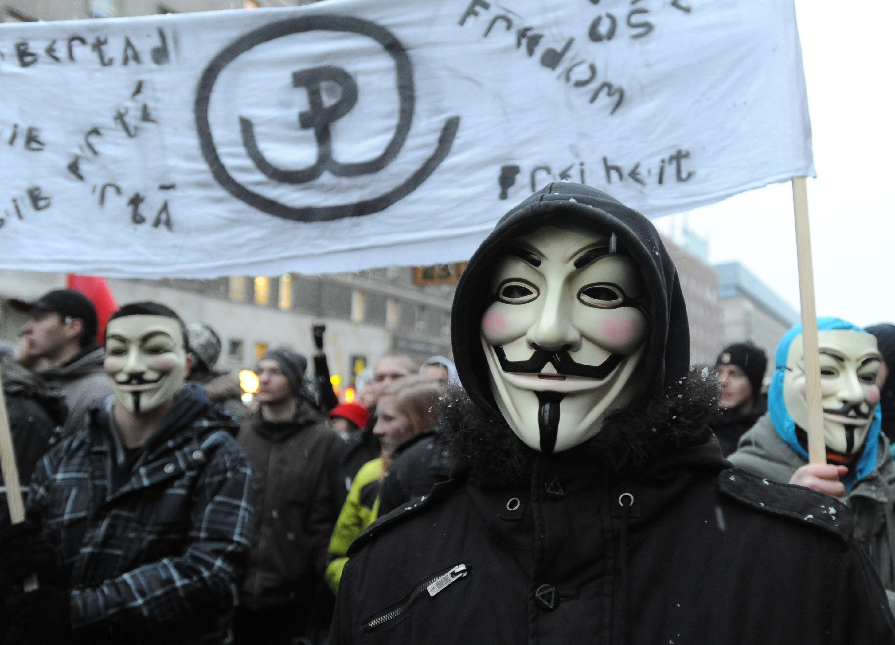 Guy Fawkes-masken, som blivit symbol för det mycket löst sammansatta hackerkollektivet Anonymous. Hur många sådana ses på Sergels torg på lördagen?