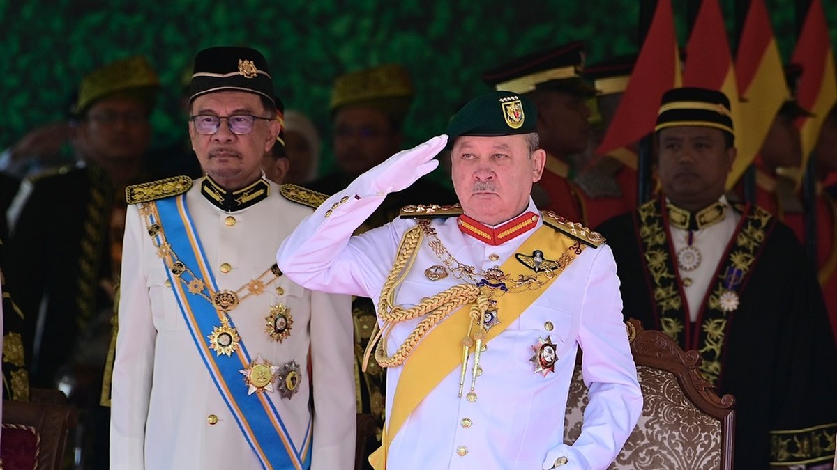 Malaysias kung Sultan Ibrahim Iskandar till höger i bild. Till vänster syns landets premiärminister Anwar Ibrahim. Arkivbild.