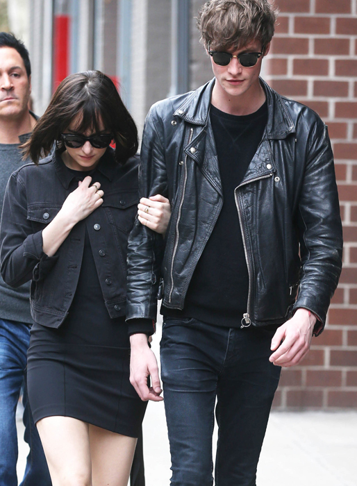 Dakota Johnson och hennes pojkvän Matthew Hitt i New York. Dakota Johnson och hennes pojkvän Matthew Hitt i New York.
