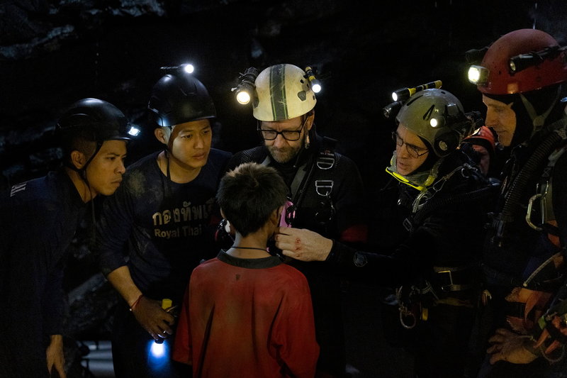 'Thirteen lives' handlar om fotbollslaget som fastnade i en grotta 2018. Pressbild.