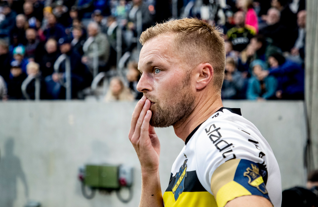 AIK:s lagkapten Sebastian Larsson under söndagens fotbollsmatch i allsvenskan mellan Sirius och AIK på Studenternas.