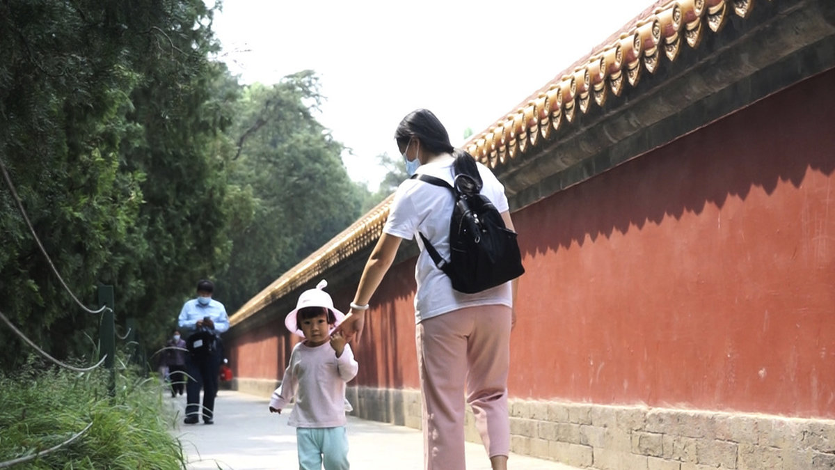 I Kina är det mammorna som förväntas ta hand om familj och barn, och anställningstryggheten för kvinnor som fått barn är bristfällig.