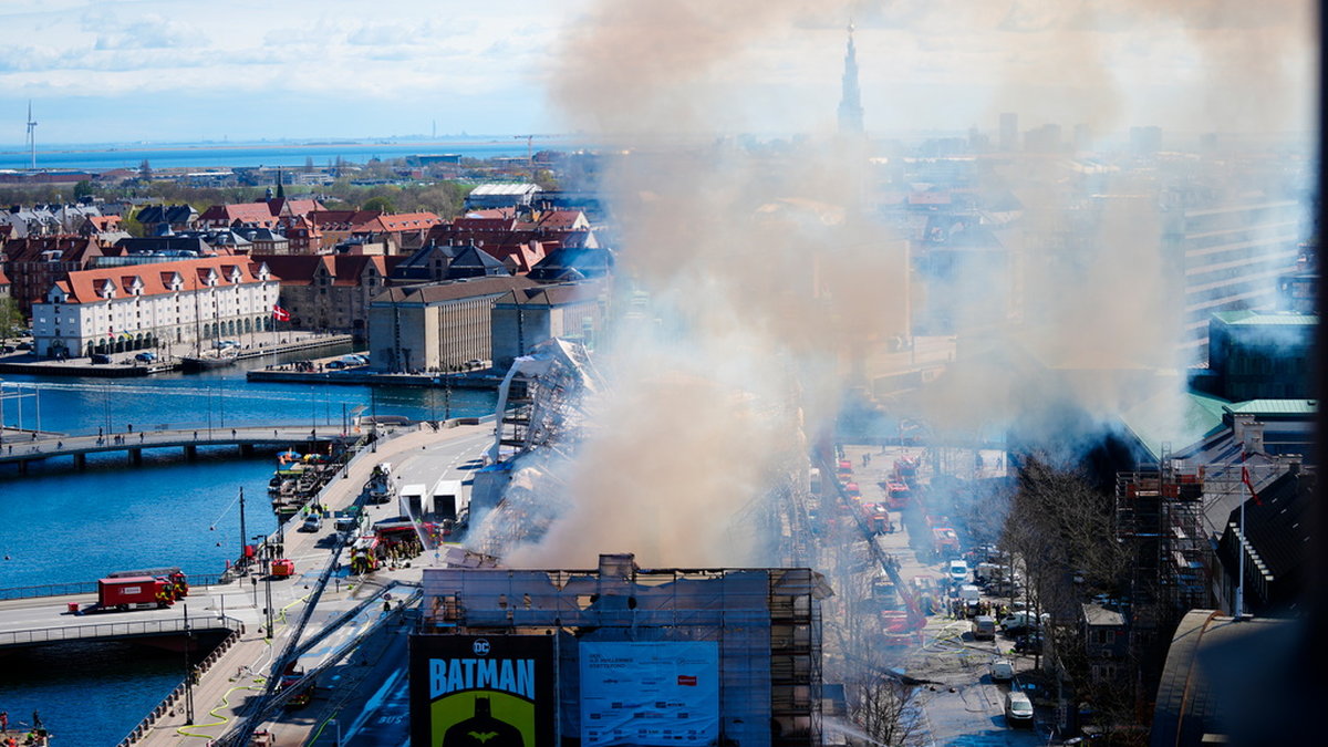 Rök stiger över centrala Köpenhamn.