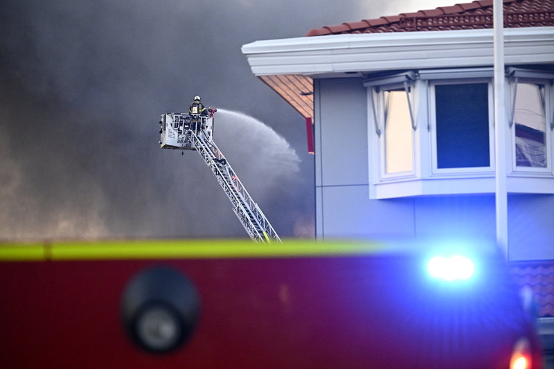 Räddningstjänsten bekämpar branden i ett byggvaruhus.