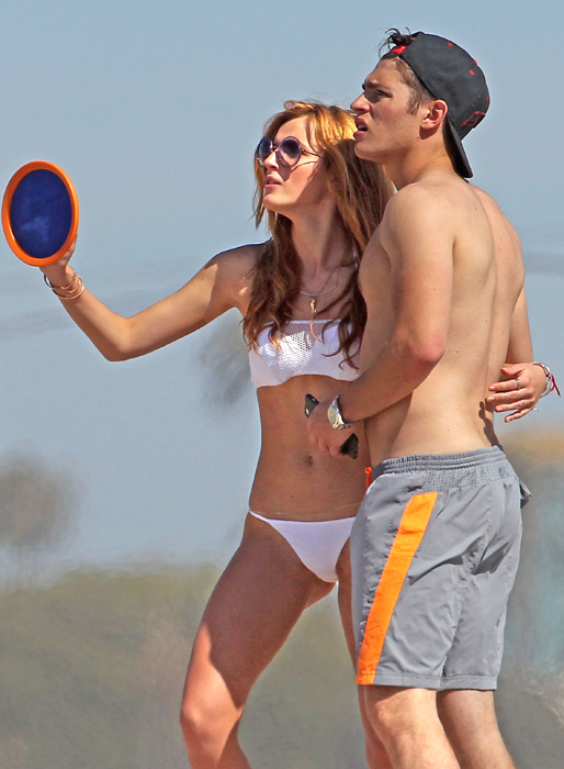 Bella Thorne och hennes pojkvän Gregg Sulkin lattjar på stranden.
