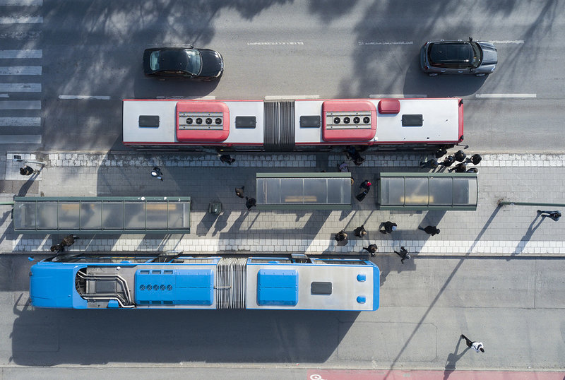 Ungdomar kastar sig framför bussar i Stenhamra. Ungdomar kastar sig framför bussar i Stenhamra.
