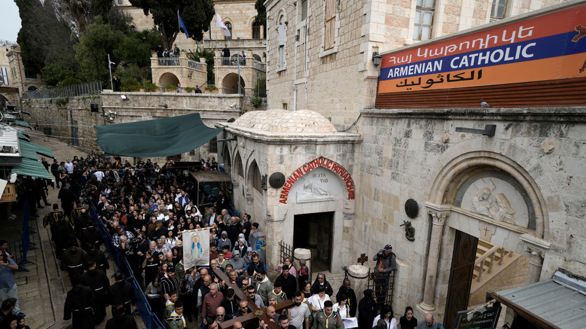 En procession genom Jerusalems gamla stad för att hedra Jesus sista vandring.