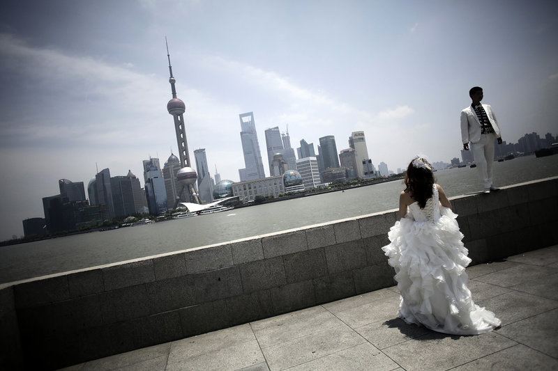 Ett nygift par väntar på fotografering i Shanghai. Arkivbild. 