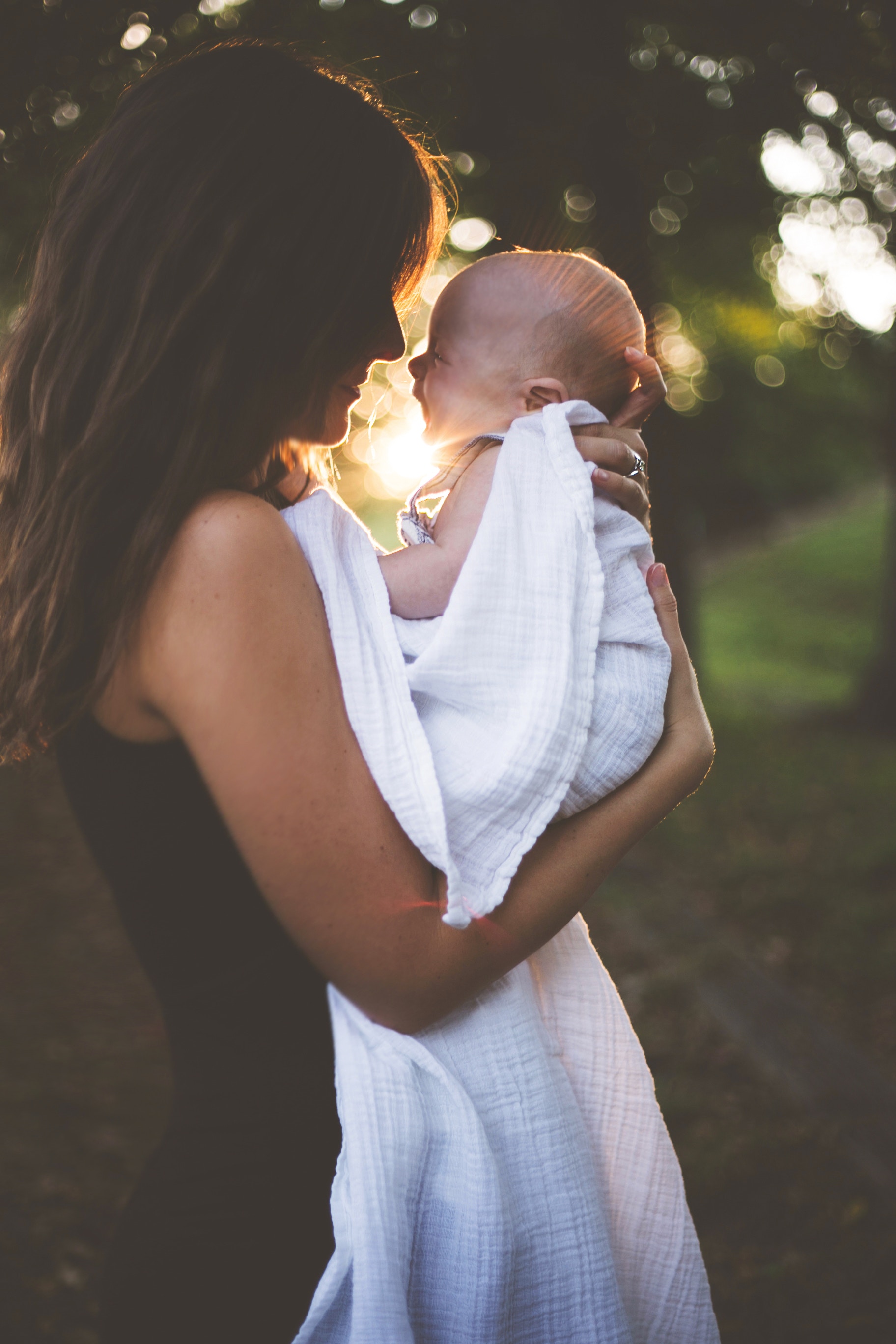Nyfödd bebis med sin mamma Nyfödd bebis med sin mamma